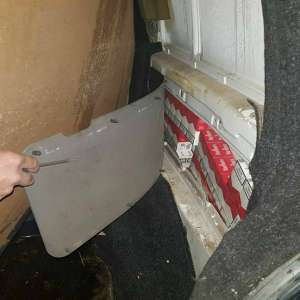 Microbuz antifonat cu țigări de contrabandă   