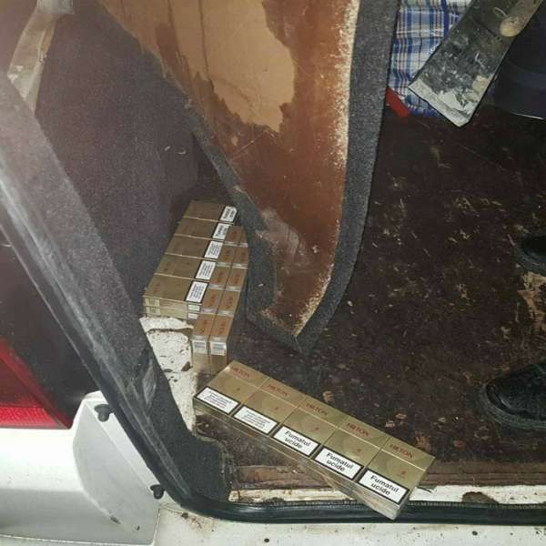 Microbuz antifonat cu țigări de contrabandă