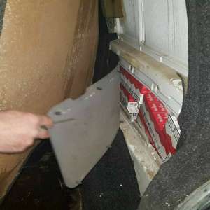 Microbuz antifonat cu țigări de contrabandă   