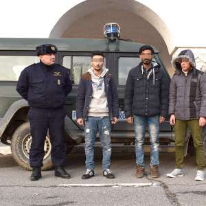 Trei cetățeni de origine asiatică, opriți la frontiera de vest