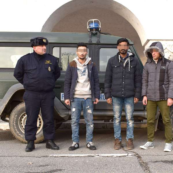 Trei cetățeni de origine asiatică, opriți la frontiera de vest