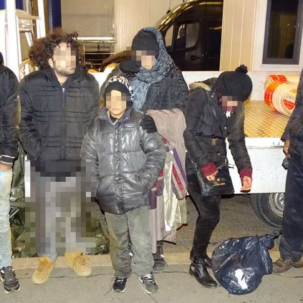 Şase sirieni ascunşi sub podeaua unei autoutilitare, depistaţi la PTF Calafat