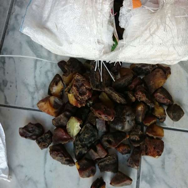 Peste 88 de kilograme de chihlimbar, ascunse într-o autoutilitară
