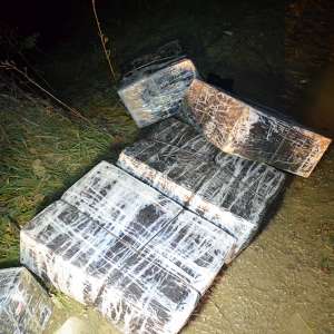 Țigări descoperite în spatele unui imobil