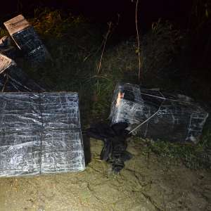 Țigări descoperite în spatele unui imobil