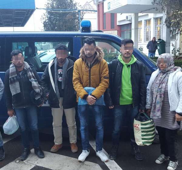 Şase persoane din Afganistan și Siria ascunse într-un microbuz, printre bagaje, depistate de poliţiştii de frontieră de la S.P.F. Nădlac
