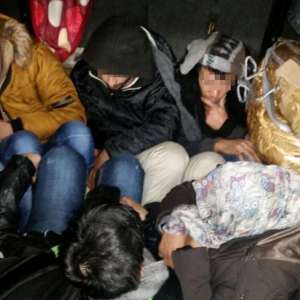 Şase persoane din Afganistan și Siria ascunse într-un microbuz, printre bagaje, depistate de poliţiştii de frontieră de la S.P.F. Nădlac