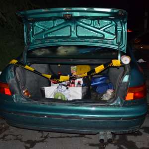 Ţigarete de contrabandă ascunse în sticle cu vin   