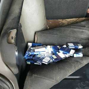 Ţigarete de contrabandă ascunse în sticle cu vin   