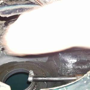 Ţigarete de contrabandă ascunse în sticle cu vin   