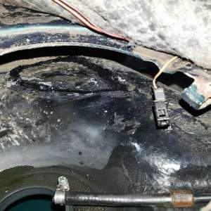 Ţigarete de contrabandă ascunse în sticle cu vin   