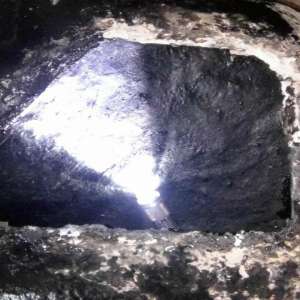 Ţigarete de contrabandă ascunse în sticle cu vin   