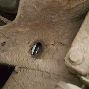 Ţigarete de contrabandă ascunse în sticle cu vin   