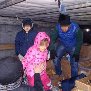 Patru cetățeni sirieni ascunși într-un camion, printre textile, descoperiți la P.T.F. Giurgiu