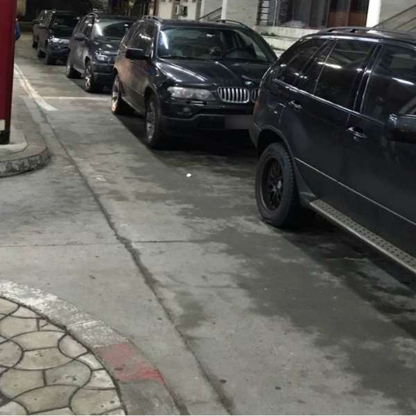 Trei BMW X5 cu numere false, descoperite la Sculeni