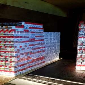 Aproximativ 10.000 pachete cu ţigări de contrabandă, ascunse într-un microbuz, condus de un cetăţean ucrainean