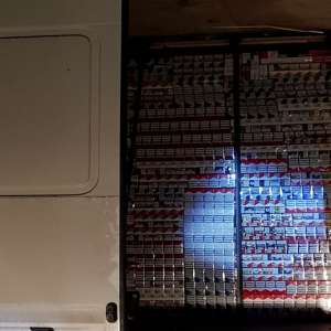 Aproximativ 10.000 pachete cu ţigări de contrabandă, ascunse într-un microbuz, condus de un cetăţean ucrainean