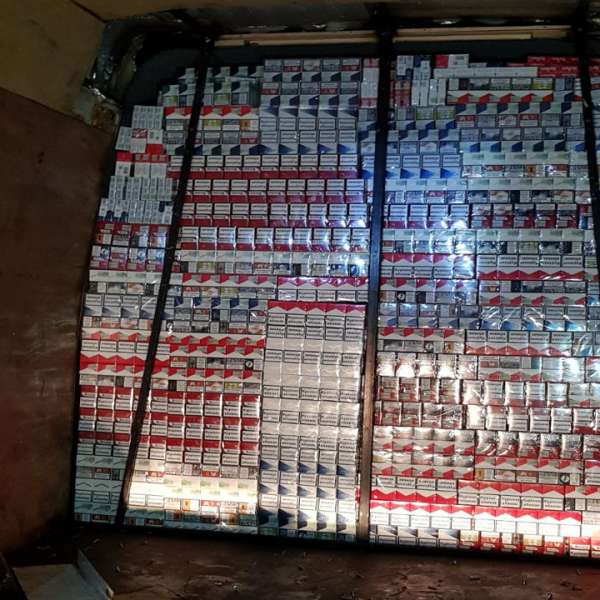 Aproximativ 10.000 pachete cu ţigări de contrabandă, ascunse într-un microbuz, condus de un cetăţean ucrainean