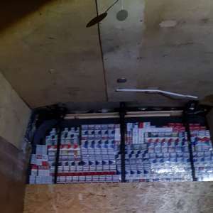 Aproximativ 10.000 pachete cu ţigări de contrabandă, ascunse într-un microbuz, condus de un cetăţean ucrainean