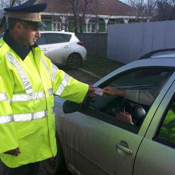 Tânăr cu permis de conducere italian fals, depistat de poliţiştii de frontieră   