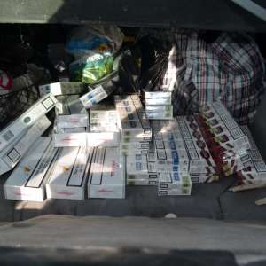Ţigarete de contrabandă descoperite de polițiștii de frontieră ieșeni