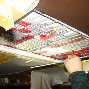 Peste 3.700 pachete țigări descoperite ascunse într-un autoturism