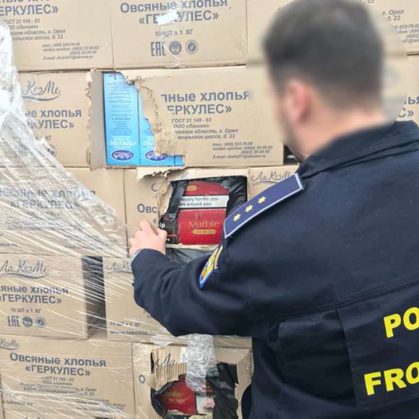Peste 200.000 de pachete cu țigări, ascunse în cutii cu fulgi de ovăz