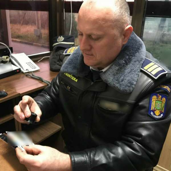 Cărți de identitate false, descoperite la controlul de frontieră   