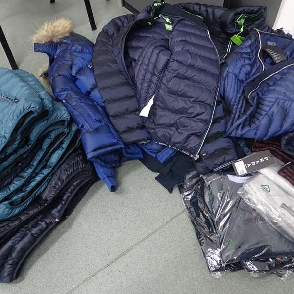 Bunuri în valoare de peste 400.000 lei, susceptibile a fi contrafăcute, confiscate la Giurgiu
