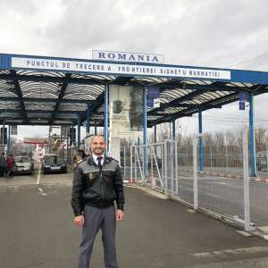 Un polițist de frontieră român, prin dunele Omanului