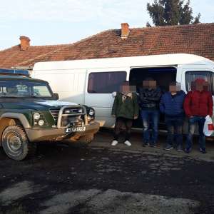Trei afgani și un pakistanez ascunși într-un microbuz, descoperiţi în P.T.F.  Petea