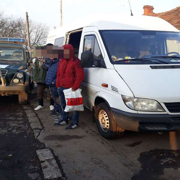 Trei afgani și un pakistanez ascunși într-un microbuz, descoperiţi în P.T.F. Petea