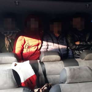 Trei afgani și un pakistanez ascunși într-un microbuz, descoperiţi în P.T.F.  Petea