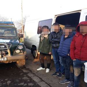 Trei afgani și un pakistanez ascunși într-un microbuz, descoperiţi în P.T.F.  Petea