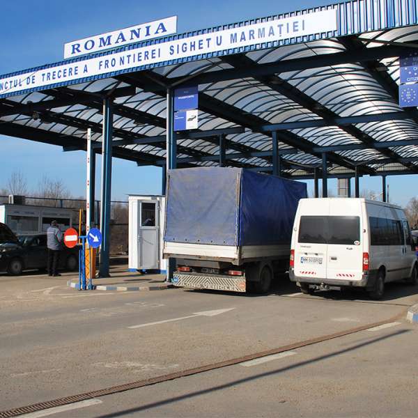 Ţigări ascunse în spaţii special amenajate într-un autoturism, confiscate la P.T.F. Siret