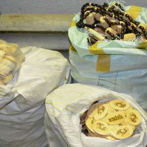 Mii de obiecte de artizanat fără documente, confiscate de polițiștii de frontieră