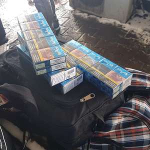 Peste 3.000 pachete cu țigări, descoperite ascunse într-un  microbuz la P.T.F. Giurgiu
