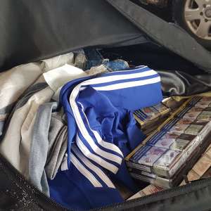 Peste 3.000 pachete cu țigări, descoperite ascunse într-un  microbuz la P.T.F. Giurgiu