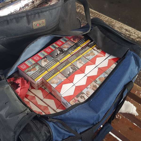 Peste 3.000 pachete cu țigări, descoperite ascunse într-un microbuz la P.T.F. Giurgiu