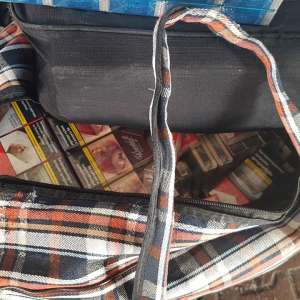 Peste 3.000 pachete cu țigări, descoperite ascunse într-un  microbuz la P.T.F. Giurgiu