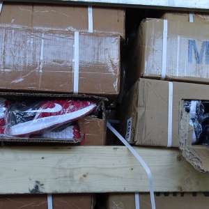 Un camion încărcat cu încălţăminte contrafăcută, a cărei valoare, dacă ar fi fost comercializată, depăşeşte 2 milioane de lei, depistat la P.T.F. Giurgiu