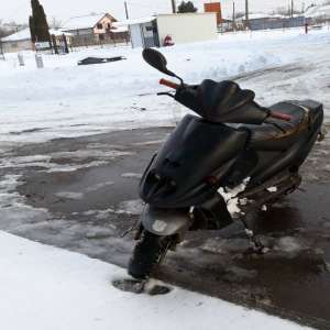 Mopede neînregistrate, conduse fără permise