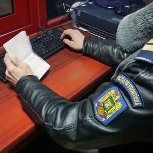   La volan, cu permisul de conducere retras  