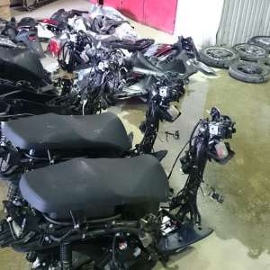 Motociclete dezmembrate, căutate de autoritățile din Italia, descoperite la Petea