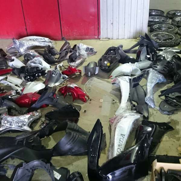 Motociclete dezmembrate, căutate de autoritățile din Italia, descoperite la Petea