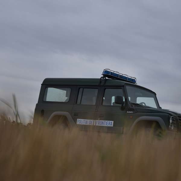 Doi migranţi care au trecut ilegal frontiera din Serbia, aflaţi în stare de hipotermie, transportaţi la spital