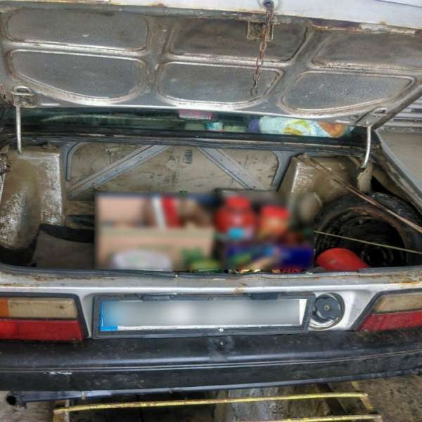 Ţigări de contrabandă, ascunse in rezervorul unui autoturism, descoperite la frontieră