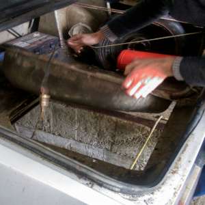 Ţigări de contrabandă, ascunse in rezervorul unui autoturism, descoperite la frontieră