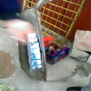 Ţigări de contrabandă, ascunse in rezervorul unui autoturism, descoperite la frontieră