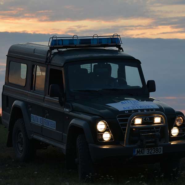 Doi cetăţeni afgani cercetaţi pentru călăuzirea unui grup de 28 migranţi